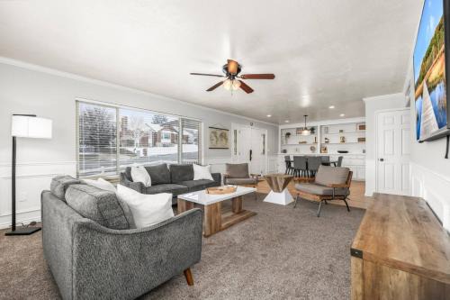 Private Indoor Pool and HT - Sleeps 16 - Game Room in Orem