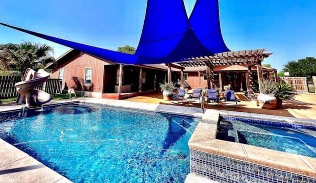 Private one-acre Oasis Pool Resort - near Corpus Christi Lake in Sandia