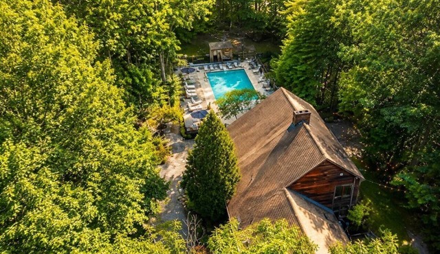 Private Pool & Hot tub! Minutes to Sebago Lake! Nature! Perfect all year-round.