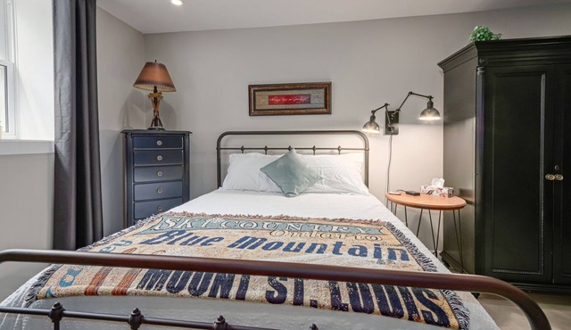 Private Queen Bed Studio near hiking, biking, golf, beach, spa and Blue Mountain
