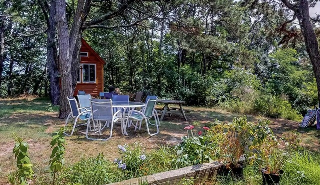 Private retreat, sleeps 10, walk to ocean beach
