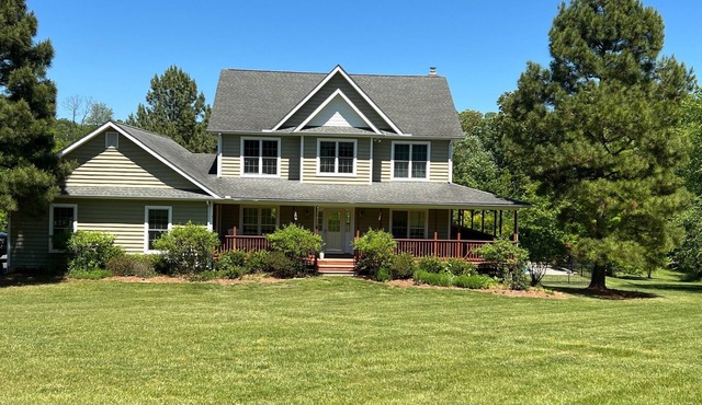 Private retreat with pool! Close to North East! Minutes to local wedding venue!