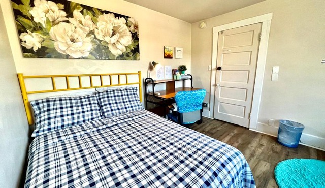 Private Room with Shared Bathrooms with Air Conditioner 10 Minutes To SeaTac Airport in Seattle