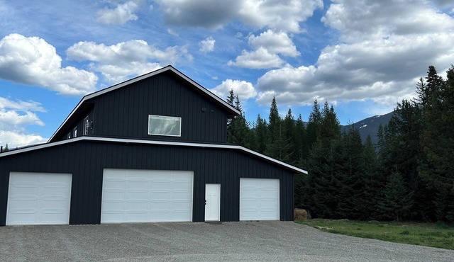 Private, second story retreat with amazing views just minutes from town. in Bonners Ferry