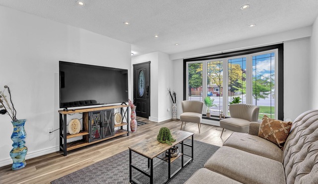 Private & Spacious 6BR Home ~ Hamilton ~ Comfort in Hamilton