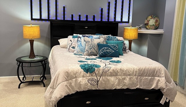 Private Suite 1 Queen bed, 1 Full bath,1 car parking