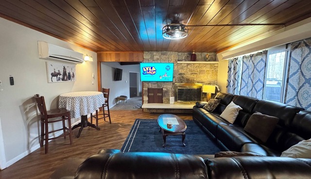 Private Wooded 1 Acre, Lake & Beach Access, Hot Tub, Pool Table, Game Room
