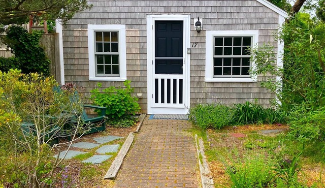 PTOWN WEST END COTTAGE: Charm, privacy, close to everything & affordable.