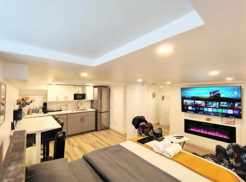 Pvt Studio Near Waterloo Airport & Minutes to Downtown Basement unit No Pet Allowed