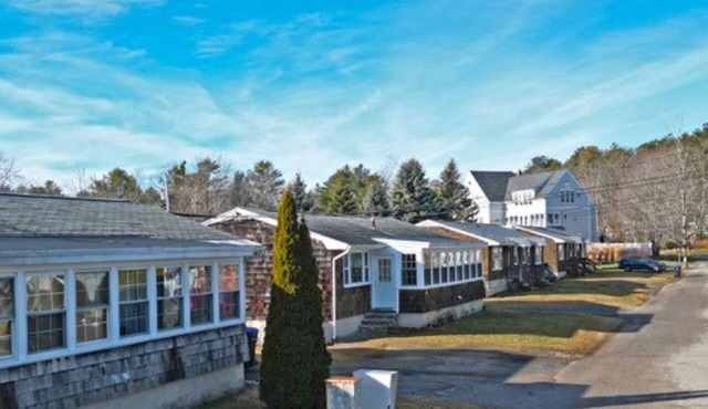 Quaint 2-bedroom, 1-bathroom condo, two short blocks from the beach!