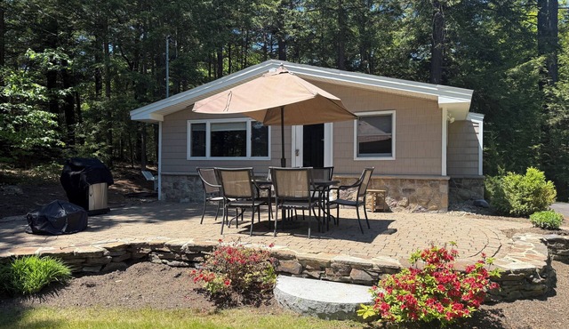 Quaint 2-bedroom house overlooking Lake Winnipesaukee in welcoming Gilford