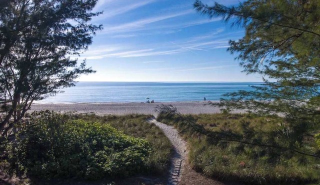 Quaint beachfront duplex villa in ideal location with screened lanai & free trolley in Holmes Beach