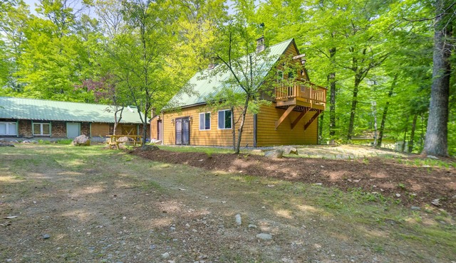 Quaint Naples Cottage: Walk to Trickey Pond & Cove