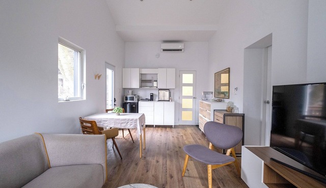 Queen size loft in nature right in the city