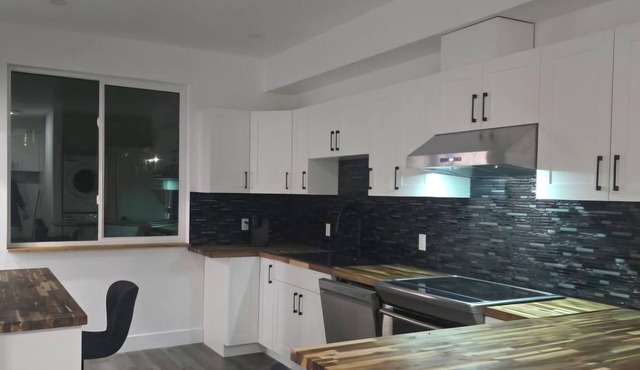 Quiet bright 2 bedroom 1 bathroom suite in town! in Duncan