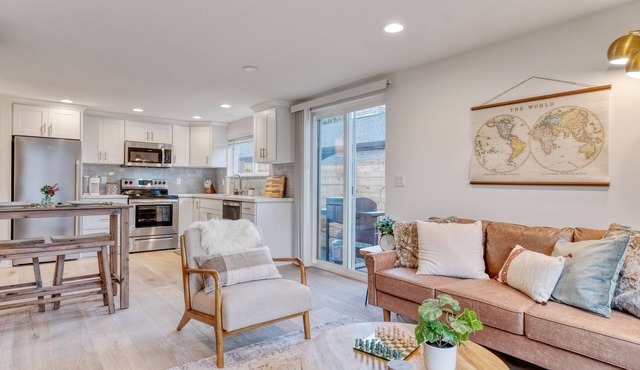 Quiet, Charming 2 Bedroom Home in the heart of Madison Park in Seattle