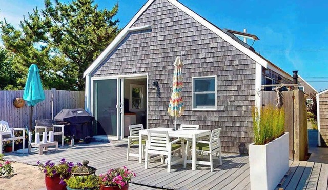 Quiet cottage on the beach with deck, grill, AC, & water views