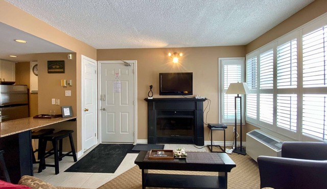 Quiet Hillside Studio - Wifi, Linens/Towels, Free Shuttle