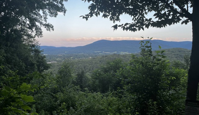 Quiet mountain home w/brook; walking distance to Spring street.
