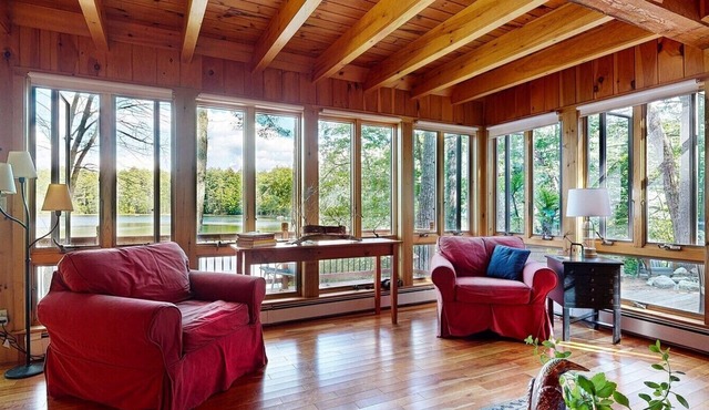 Quiet, picturesque lake cottage on Long Pond. 7 minutes to Pleasant Mountain!