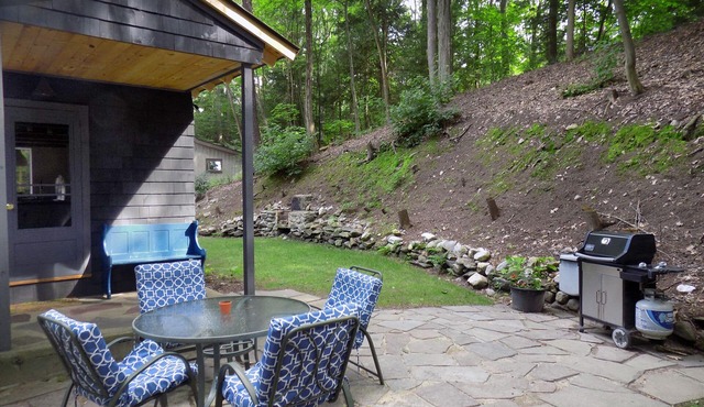 Quiet rustic cottage with shared lake access in New Marlborough