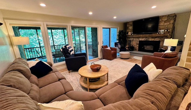 R8 Luxury Ski-In/Ski-out next to ski trail. Renovated, Views, and Dogs welcome!