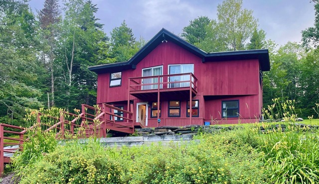 Red Chalet, 5mins to Mt Snow, 15mins to lake, Hottub, Firepit, Fireplace