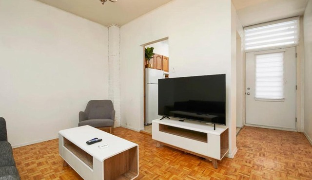 Refined Downtown Getaway – A Stylish Stay