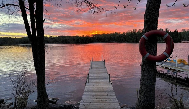 Relaxing Dog Daze Cottage Retreat at the Lake Edge Cottages!