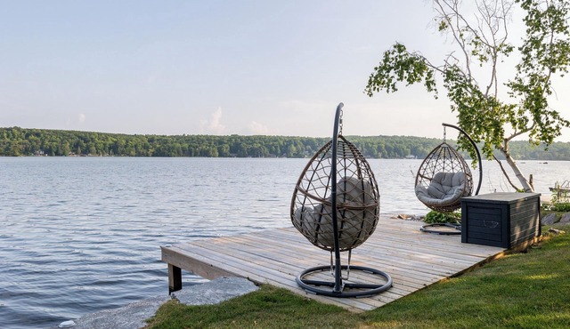 Relaxing Waterfront Oasis – Lakehouse on the Rocks
