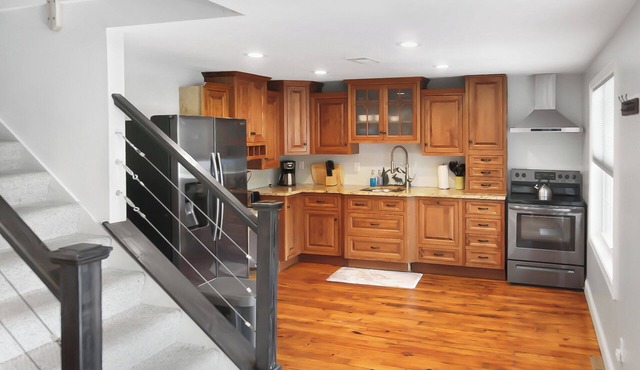 Remodeled Newfound Lake w water views home sleeps 10 -close to ski mountains!