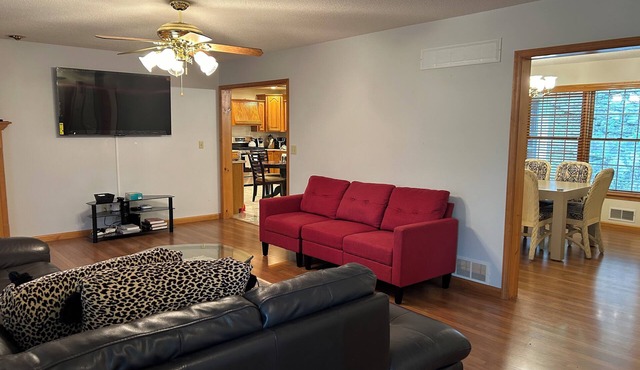RENEWING LICENSE: TEMPORARILY NO VACANCY- DO NOT AUTO BOOK3 BR Rambler Home -