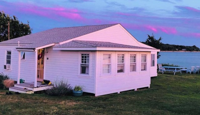 Renovated 1930's cottage on the water near Greenport with WiFi, AC