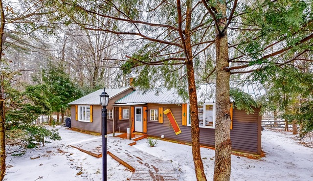 Renovated 1940s ski cabin w/ pellet stove, patio & AC - walk to Cranmore & town!