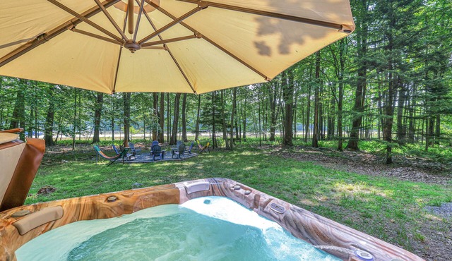 Renovated home with Hot Tub, Deck, Arcade, HOA Lake Access. Pets Welcome!