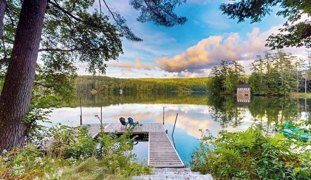 Renovated lakefront cottage w/hot tub, dock, kayaks, swim platform, & firepit