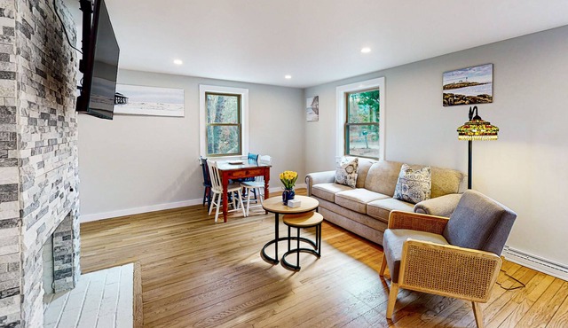 Renovated waterfront home with great deck, 2 kayaks & pond beach access