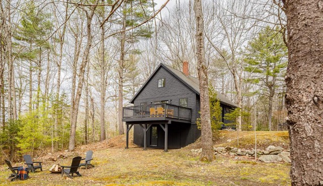 Renovated woodland home with lovely deck & firepit - minutes to Swan Lake
