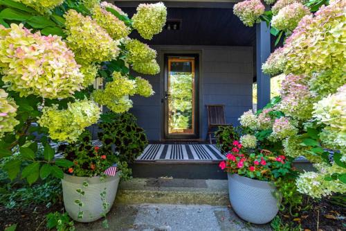 River Cottage - Riverfront Home in Walkable Community