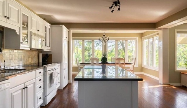 River Views | Pool Table | EV Charger | Hiking Trails | Near Niagara Falls