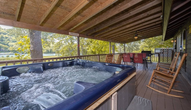 Riverfront Cabin with Bluff Views Covered Deck and Hot Tub in Mountain View
