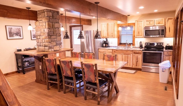 Riverfront Lodge | 4BR,3BA, Hot Tub, River Access in Confluence