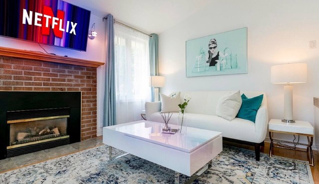 Riverfront Private Pool House | BBQ|Max 10 guests| 5 Beds|Team building in Châteauguay