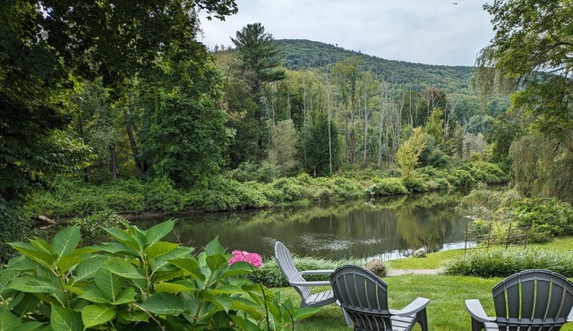 Riverfront Retreat with beautiful mountain view