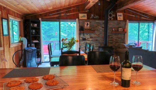 Riverfront vacation, Deck Views and Privacy ! 3 bdrm Riverfront, Pet Friendly!