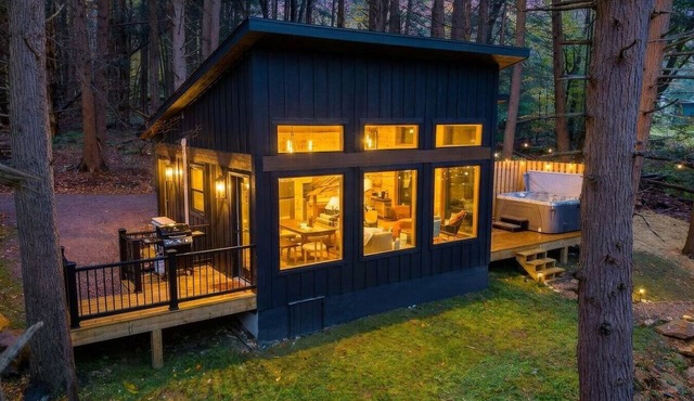 Riverside Honeymoon Escape. Riverfront Hot Tub!