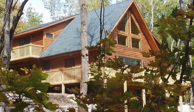 Rocky River Chalet, sleeps 8, hot-tub, 5 mi to WFace, 5 year Superhost! Dogs?