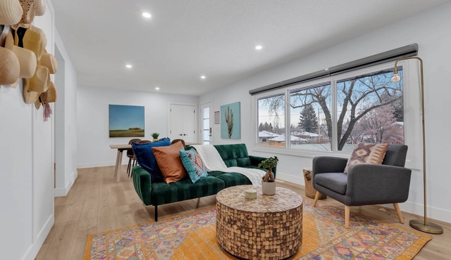 "Rodeo" Upper Suite in trendy Killarney - Huge backyard in Calgary