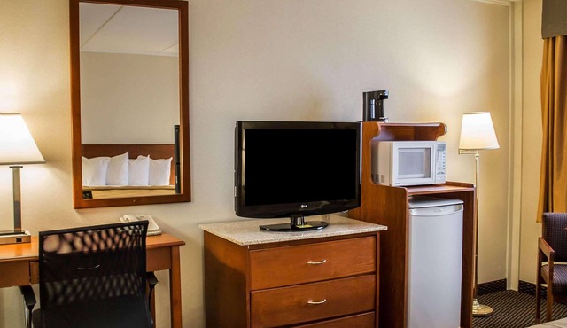 Rodeway Inn & Suites Youngstown in Youngstown