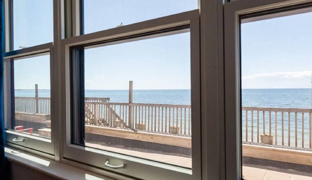 Romantic Retreat at the Dolphin Saturday cottage located at the Oceana Cottages
